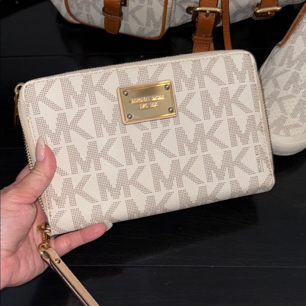 **SOLD**
Michael Kors Monogram Wallet/ Wristlet